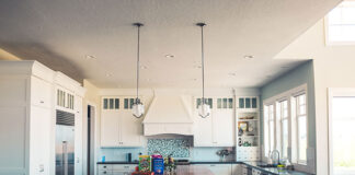 Drewniane krzesła do polskiej kuchni