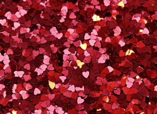 Czy modne są błyszczące kurtki?